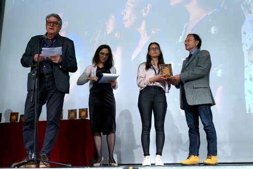 Enric Bou della Giuria Ufficiale legge la motivazione del premio Miglior Interprete ad Antonia Zegers in "El castigo" di Matías Bize, ritira il premio Graziano Bertogli, Console Onorario del Messico